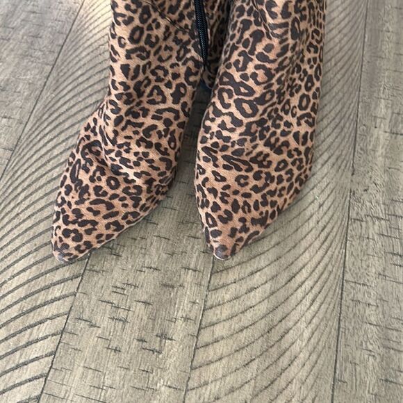 Circus’ 🎪 Leopard 🐆 Print Fabric Side Zip Boots 👢comfy covered stacked heel - Picture 6 of 17